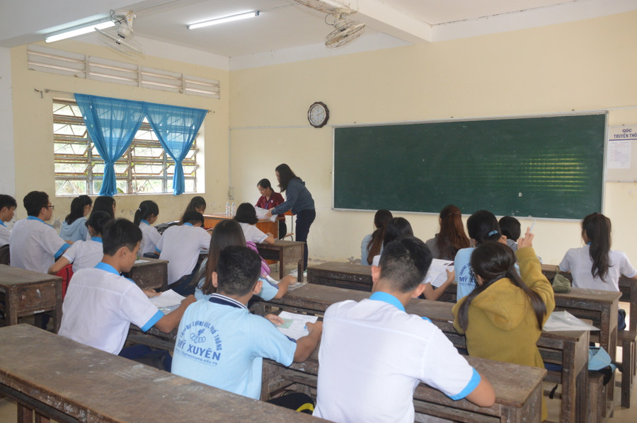 Cán bộ coi thi hướng dẫn thí sinh làm thủ tục