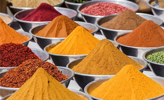 7 cách khử mùi tanh hải sản hiệu quả khi nấu ăn ảnh 2 Người Ấn Độ dùng hỗn hợp tinh bột ngô, muối và bột nghệ ướp cá trong ít nhất 30 phút để khử mùi tanh. Bạn có thể để nguyên cá sau khi ướp hoặc rửa lại bằng nước lạnh nếu không muốn thức ăn bị bám mùi nghệ. Tuy nhiên cách làm này sẽ khiến thức ăn bị ngả sang màu vàng đặc trưng của nghệ.