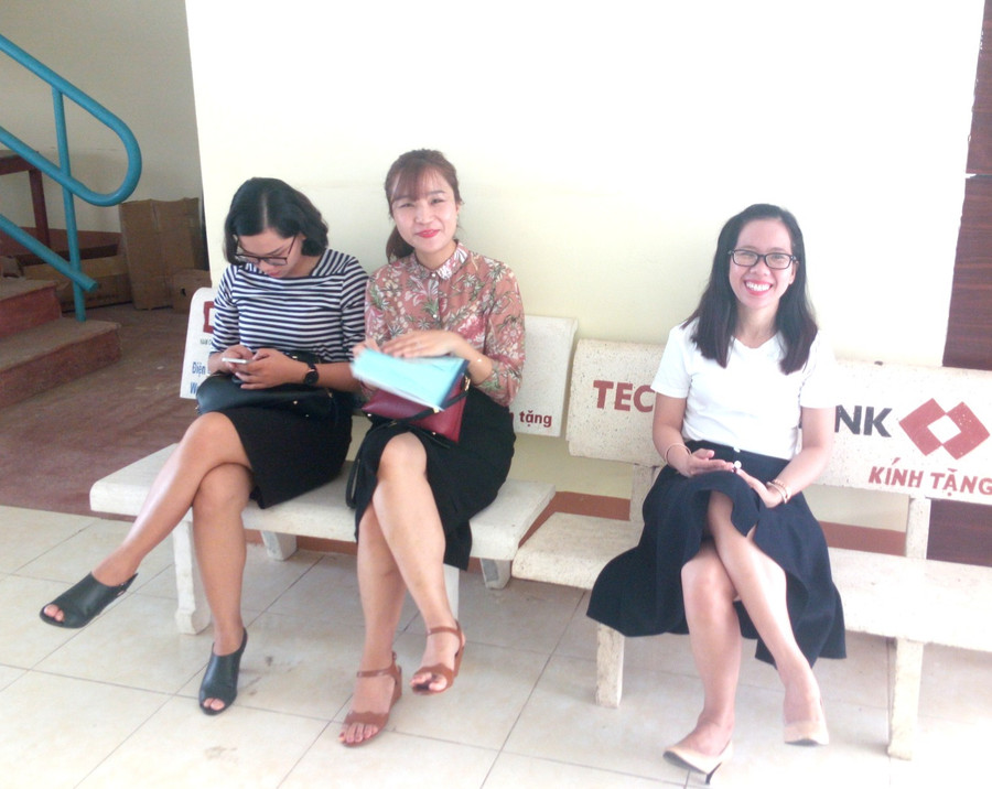 Nụ cười tươi của cán bộ coi thi trường ĐH Luật TP HCM trước giờ thi Nụ cười tươi của cán bộ coi thi trường ĐH Luật TP HCM trước giờ thi