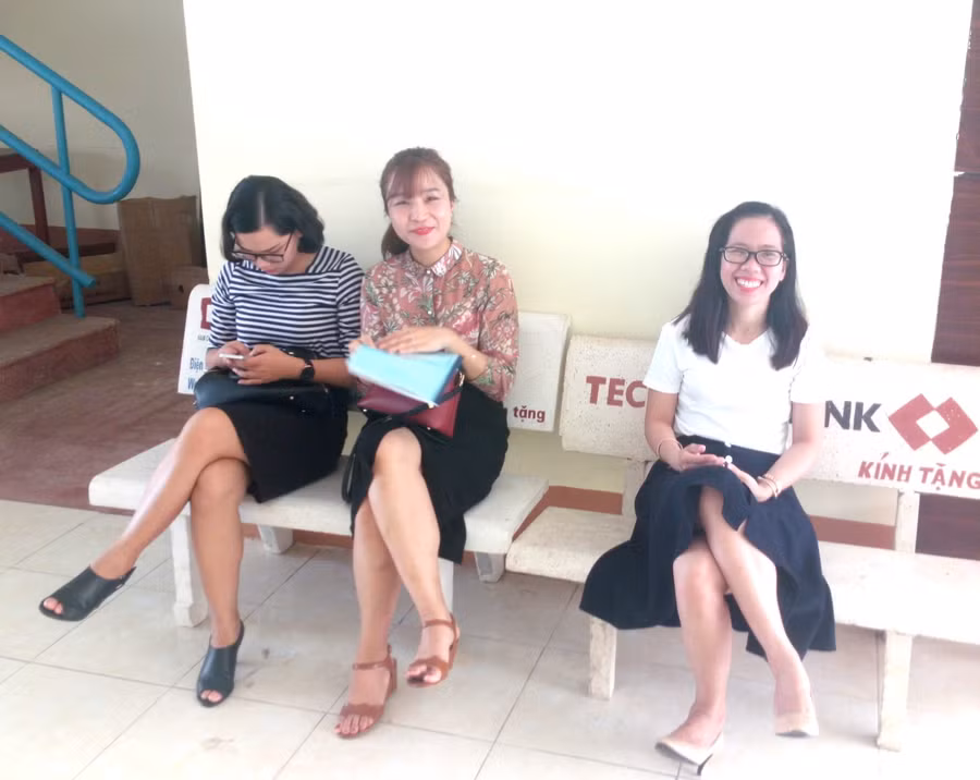 Nụ cười tươi của cán bộ coi thi trường ĐH Luật TP HCM trước giờ thi