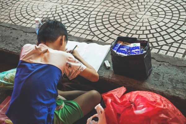 Xúc động mẹ cầm tay con dạy từng nét chữ bên lề đường TP.HCM ảnh 2 Hình ảnh mẹ cầm tay con dạy từng nét chữ bên lề đường gây xúc động mạnh