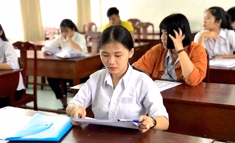 Cùng với gần 900.000 học sinh cả nước, lúc nàg 76 học sinh tại điểm thị Trường THPT Võ Thị Sáu- Côn Đảo- Bà Rịa Vũng Tàu đang làm thủ tục dự thi THPT quốc gia 2019. 20 thầy cô vượt biển coi thi 76 thí sinh ở Côn Đảo