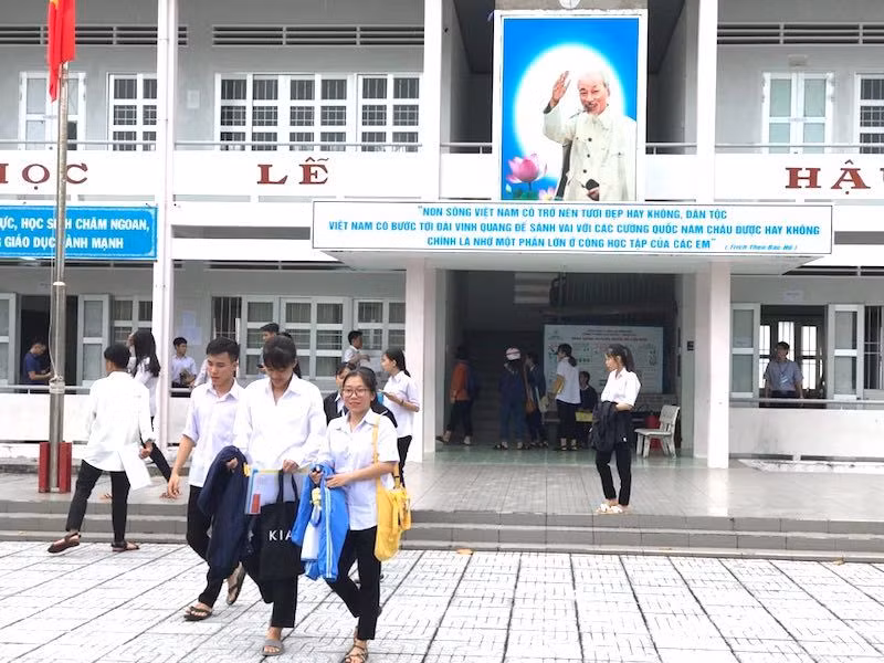 Điểm thi có 4 phòng thi, mỗi phòng 19 em 20 thầy cô vượt biển coi thi 76 thí sinh ở Côn Đảo