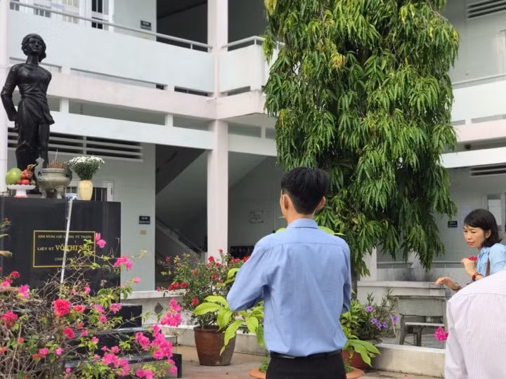 Nơi đây từng được biết đến là nơi giam giữ và lưu đày tù nhân lớn nhất Đông Dương trước năm 1975. Trường THPT Võ Thị Sáu mang tên người anh hùng Võ Thị Sáu, bị tử hình khi chưa đến 18 tuổi. 20 thầy cô vượt biển coi thi 76 thí sinh ở Côn Đảo