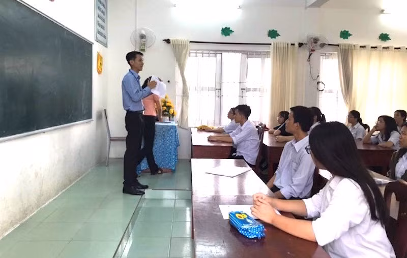 Đây là điểm thi duy nhất ở huyện đảo này với 76 thí sinh là học sinh của Trường THPT Võ Thị Sáu 20 thầy cô vượt biển coi thi 76 thí sinh ở Côn Đảo