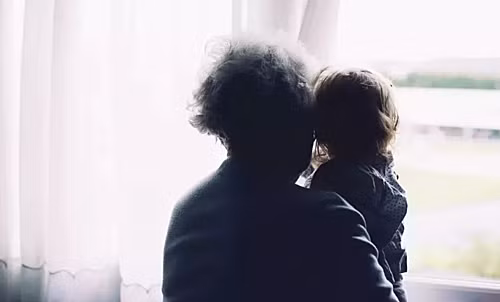 Ông bà nội kiện đòi công chăm cháu 16 năm