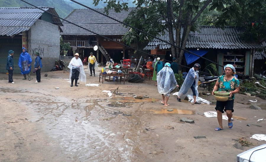 Lũ quét cuốn trôi tài sản và ngập úng nhiều nhà dân địa phương Lũ quét cuốn trôi tài sản và ngập úng nhiều nhà dân địa phương