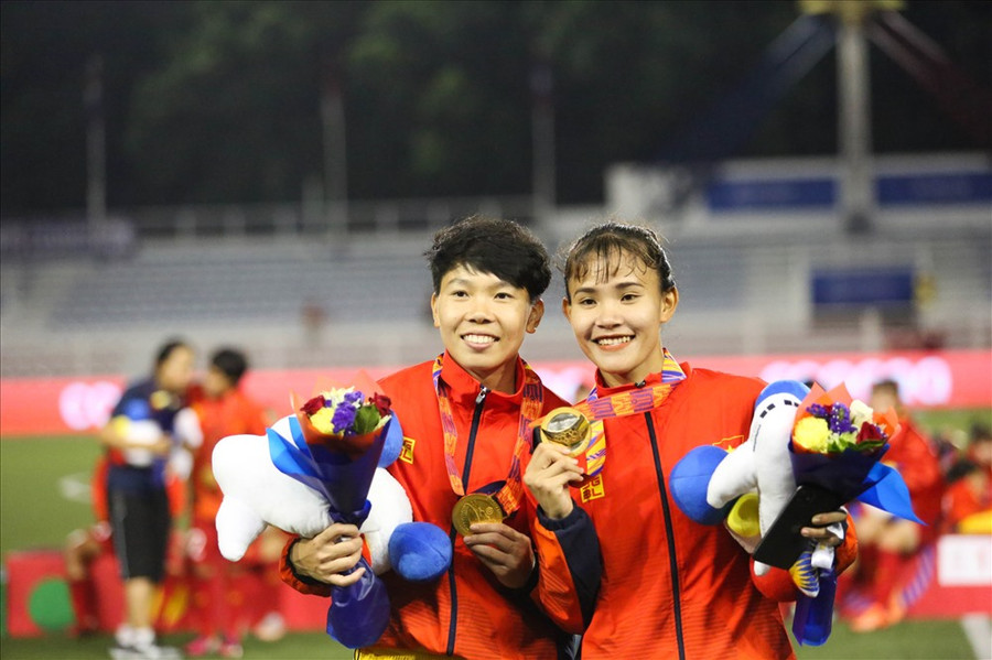 Thủ môn Trần Thị Kim Thanh (bên trái) dành những ngày Tết để nấu ăn, đi chơi cùng bạn bè. Ảnh: HOÀI THU