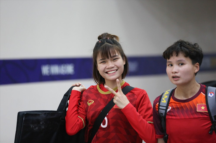 Sau khoảng thời gian thi đấu xa nhà thì các tuyển thủ nữ lại trở về làm dâu, làm người vợ hiền trong những ngày Tết. Ảnh: HOÀI THU