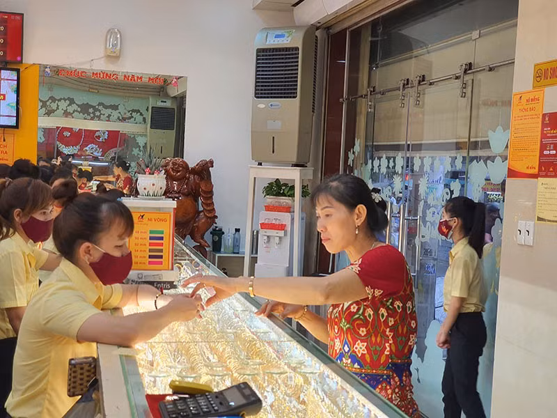 Giá vàng trong nước đang cao hơn gần 4 triệu đồng/lượng so với giá vàng thế giới và dự báo sẽ biến động mạnh trong thời gian tới. Ảnh: T.LINH