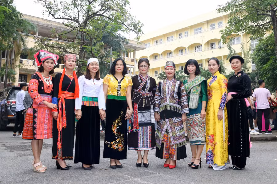 Cô và trò Trường Hữu nghị T78.