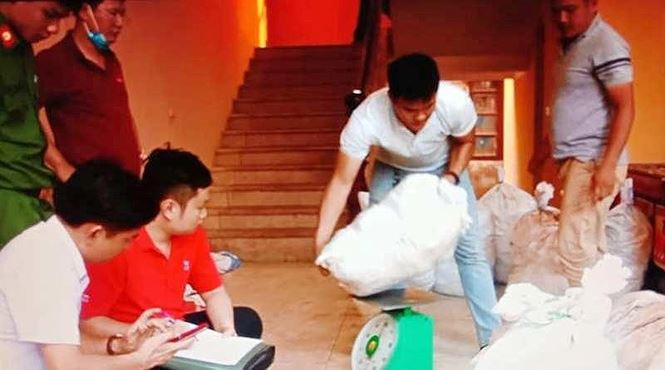 Công an tiết lộ quá trình kiểm đếm 700kg ma túy thu bên vệ đường ở Nghê An ảnh 1 Cán bộ điều tra kể về quá trình kiểm đếm 700kg ma túy đá thu bên vệ đường - ảnh 1