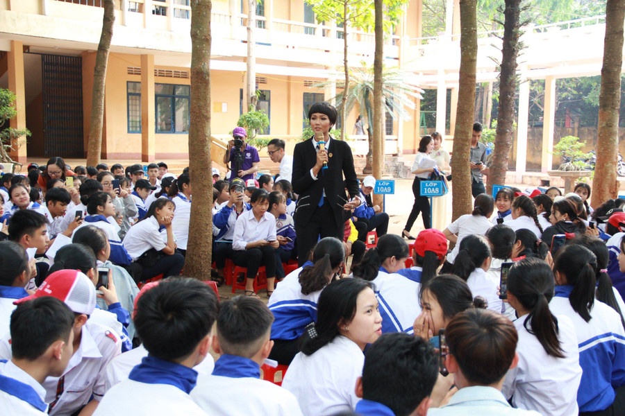 Hoa hậu H’Hen Niê đến tham dự và làm Hội thẩm tại phiên tòa giả định. Hoa hậu H’Hen Niê đến tham dự và làm Hội thẩm tại phiên tòa giả định.