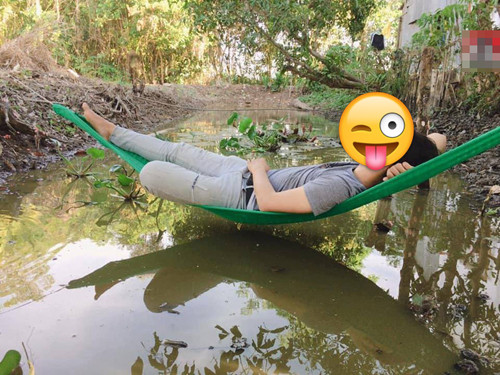 Mắc võng trên ao tránh nóng, thanh niên ướt từ đầu đến chân ảnh 1 Trời nóng mà được thế này thì có ai bì được.
