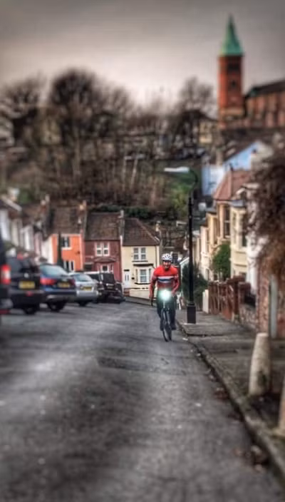 Kỳ lạ con phố người dân phải buộc xe để không bị trôi mất ảnh 2 Phố Vale là nơi lý tưởng nhất để những tay đua xe đạp chinh phục. Ảnh: Twitter.