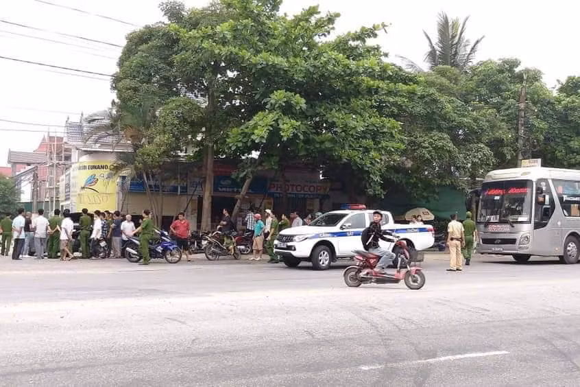 Bị chặn đường, nhóm người trên xe khách nổ súng giữa quốc lộ