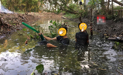 Mắc võng trên ao tránh nóng, thanh niên ướt từ đầu đến chân ảnh 2 Chỉ muốn nằm nghỉ chứ không muốn tắm đâu.