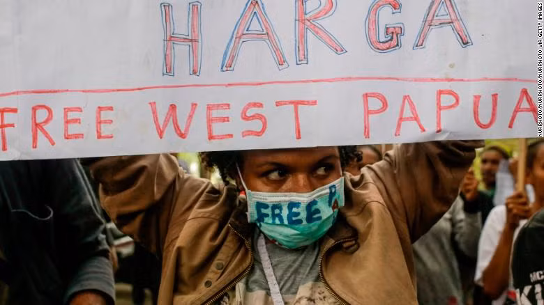 Một nhà hoạt động Tây Papua giương cao biểu ngữ đòi độc lập. Ảnh: Foxnews