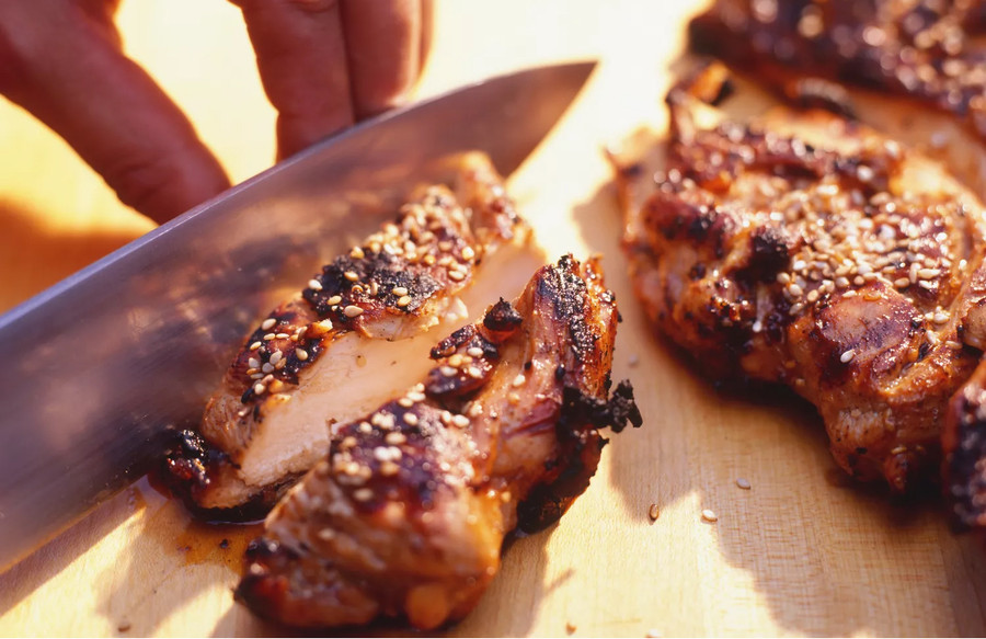 Nếu bạn cắt ức gà ngay khi chúng vừa rời khỏi vỉ nướng hoặc chảo, bạn sẽ làm nó mất rất nhiều nước. (Ảnh: ITN).