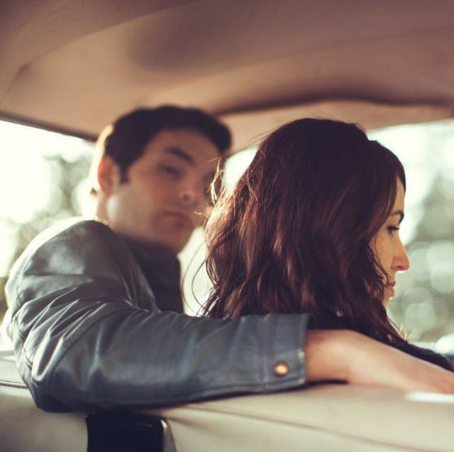 Nếu anh ta bảo bạn nên mặc gì hoặc làm bất cứ điều gì thì có lẽ đó là dấu hiệu cho thấy bạn đang hẹn hò với một người rất độc hại. (Ảnh: ITN).