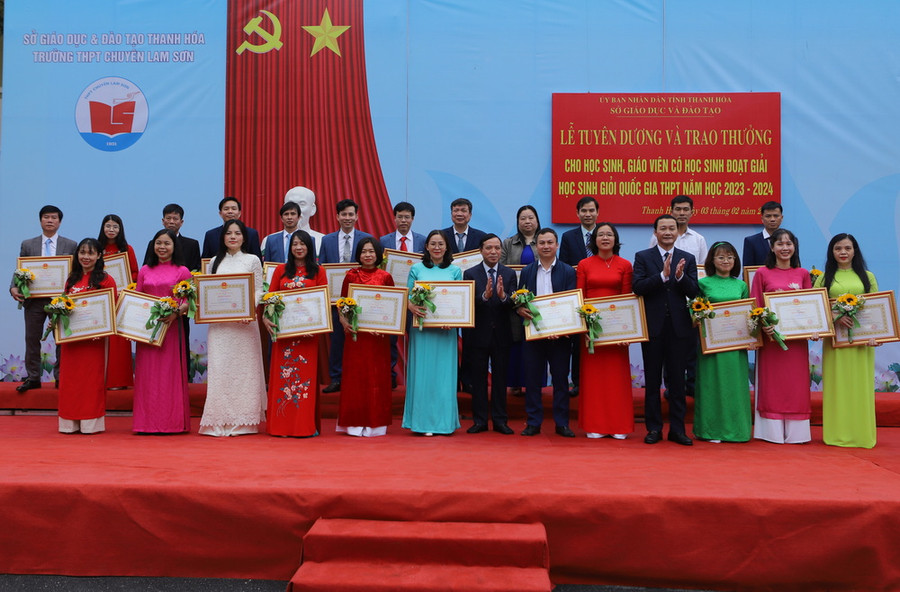 Phó Bí thư Thường trực Tỉnh ủy Lại Thế Nguyên và Chủ tịch UBND tỉnh Đỗ Minh Tuấn tặng hoa và Bằng khen của Chủ tịch UBND tỉnh cho giáo viên có học sinh đoạt giải Quốc gia. Phó Bí thư Thường trực Tỉnh ủy Lại Thế Nguyên và Chủ tịch UBND tỉnh Đỗ Minh Tuấn tặng hoa và Bằng khen của Chủ tịch UBND tỉnh cho giáo viên có học sinh đoạt giải Quốc gia.