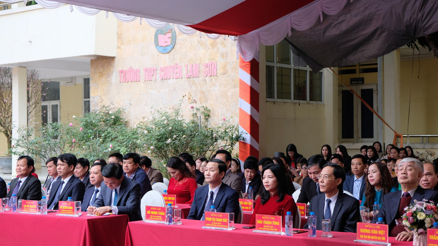 Lãnh đạo tỉnh Thanh Hoá và đại biểu cùng giáo viên, học sinh đoạt giải quốc gia THPT năm học 2023-2024 dự buổi lễ. Lãnh đạo tỉnh Thanh Hoá và đại biểu cùng giáo viên, học sinh đoạt giải quốc gia THPT năm học 2023-2024 dự buổi lễ.