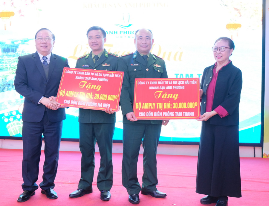 Gia đình tiến sĩ Lê Xuân Thảo trao quà tới hai Đồn Biên phòng.