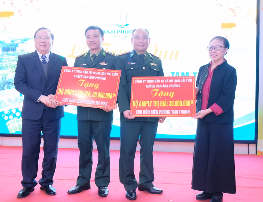 Gia đình tiến sĩ Lê Xuân Thảo trao quà tới hai Đồn Biên phòng.