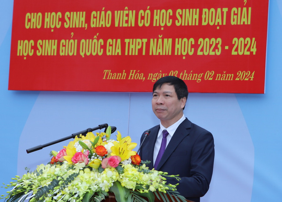 Giám đốc Sở Giáo dục và Đào tạo Trần Văn Thức báo cáo công tác tập huấn đội tuyển và thi chọn học sinh giỏi quốc gia THPT năm học 2023- 2024. Giám đốc Sở Giáo dục và Đào tạo Trần Văn Thức báo cáo công tác tập huấn đội tuyển và thi chọn học sinh giỏi quốc gia THPT năm học 2023- 2024.