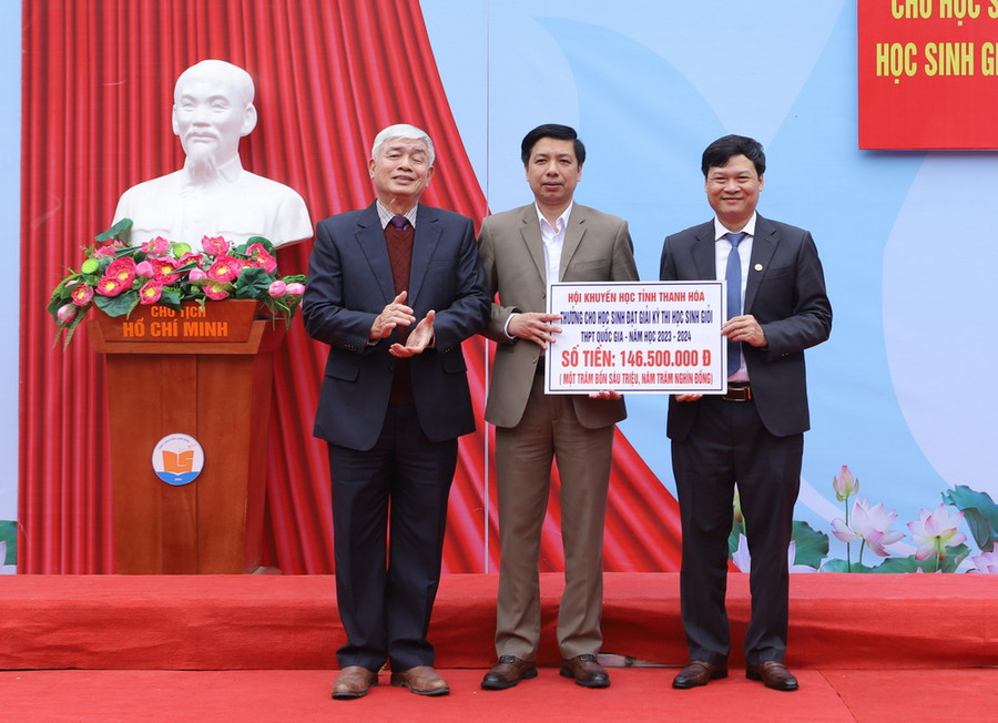 Đại diện Hội Khuyến học tỉnh Thanh Hóa trao thưởng cho đại điện các trường có học sinh đoạt giải Quốc gia. Đại diện Hội Khuyến học tỉnh Thanh Hóa trao thưởng cho đại điện các trường có học sinh đoạt giải Quốc gia.