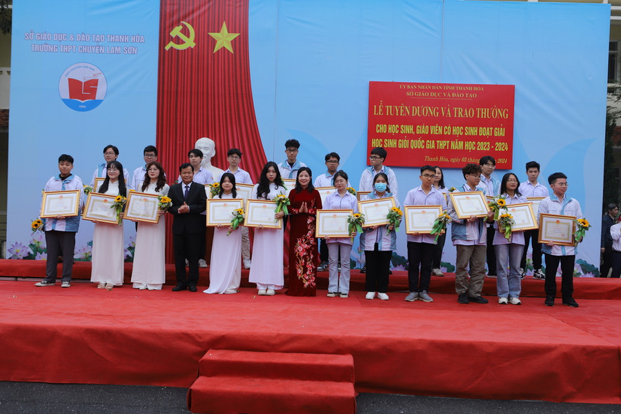 Trưởng ban Dân vận Tỉnh ủy, Chủ tịch Ủy ban MTTQ tỉnh Phạm Thị Thanh Thủy và Phó Chủ tịch HĐND tỉnh Nguyễn Quang Hải tặng hoa và Bằng khen của Chủ tịch UBND tỉnh cho học sinh đoạt giải Ba. Trưởng ban Dân vận Tỉnh ủy, Chủ tịch Ủy ban MTTQ tỉnh Phạm Thị Thanh Thủy và Phó Chủ tịch HĐND tỉnh Nguyễn Quang Hải tặng hoa và Bằng khen của Chủ tịch UBND tỉnh cho học sinh đoạt giải Ba.