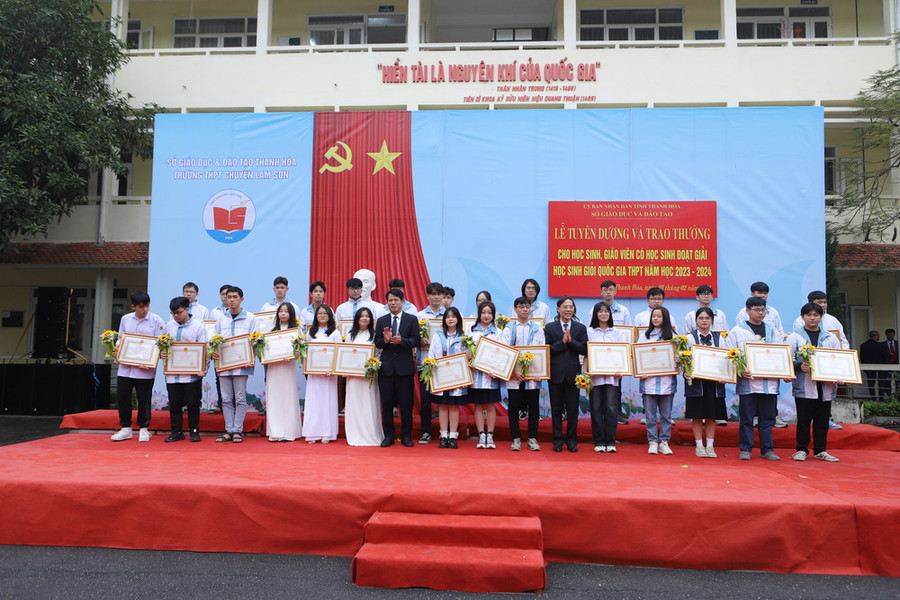 Trưởng Ban Tuyên giáo Tỉnh ủy Đào Xuân Yên và Phó Chủ tịch UBND tỉnh Đầu Thanh Tùng tặng hoa và Bằng khen của Chủ tịch UBND tỉnh cho học sinh đoạt giải Khuyến khích. Trưởng Ban Tuyên giáo Tỉnh ủy Đào Xuân Yên và Phó Chủ tịch UBND tỉnh Đầu Thanh Tùng tặng hoa và Bằng khen của Chủ tịch UBND tỉnh cho học sinh đoạt giải Khuyến khích.