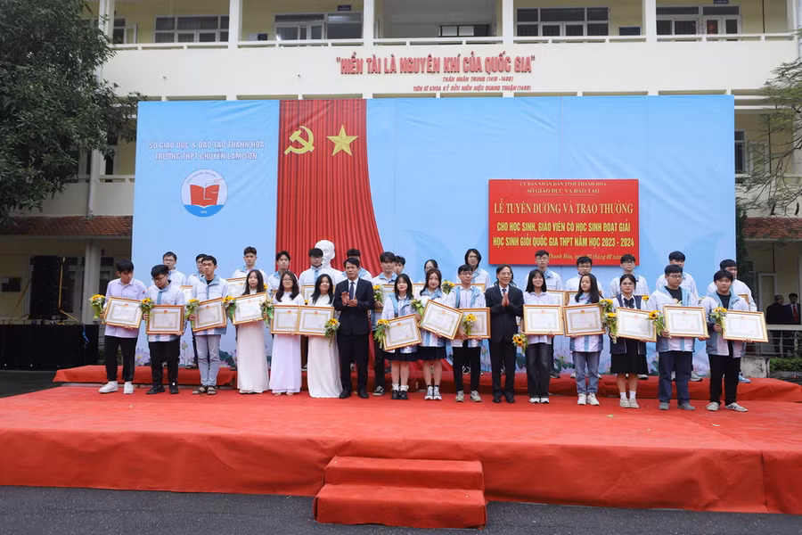 Trưởng Ban Tuyên giáo Tỉnh ủy Đào Xuân Yên và Phó Chủ tịch UBND tỉnh Đầu Thanh Tùng tặng hoa và Bằng khen của Chủ tịch UBND tỉnh cho học sinh đoạt giải Khuyến khích.