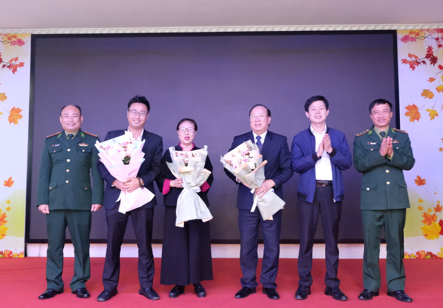 Gia đình tiến sỹ Lê Xuân Thảo chụp ảnh lưu niệm cùng lãnh đạo UBND huyện Quan Sơn và lãnh đạo Đồn Biên phòng Na Mèo, Đồn Biên phòng Tam Thanh.