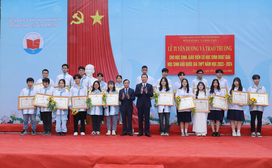 Phó Bí thư Thường trực Tỉnh ủy Lại Thế Nguyên và Chủ tịch UBND tỉnh Đỗ Minh Tuấn tặng hoa và Bằng khen của Chủ tịch UBND tỉnh cho HS đoạt giải Nhì kỳ thi học sinh giỏi Quốc gia THPT năm học 2023-2024. Phó Bí thư Thường trực Tỉnh ủy Lại Thế Nguyên và Chủ tịch UBND tỉnh Đỗ Minh Tuấn tặng hoa và Bằng khen của Chủ tịch UBND tỉnh cho HS đoạt giải Nhì kỳ thi học sinh giỏi Quốc gia THPT năm học 2023-2024.
