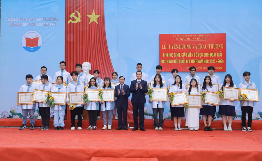 Phó Bí thư Thường trực Tỉnh ủy Lại Thế Nguyên và Chủ tịch UBND tỉnh Đỗ Minh Tuấn tặng hoa và Bằng khen của Chủ tịch UBND tỉnh cho HS đoạt giải Nhì kỳ thi học sinh giỏi Quốc gia THPT năm học 2023-2024.
