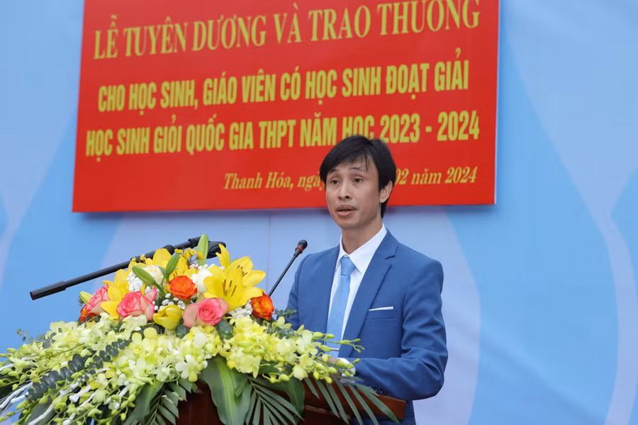Thầy Nguyễn Bá Tư, GV Trường THPT chuyên Lam Sơn có học sinh đoạt giải, phát biểu tại buổi lễ.