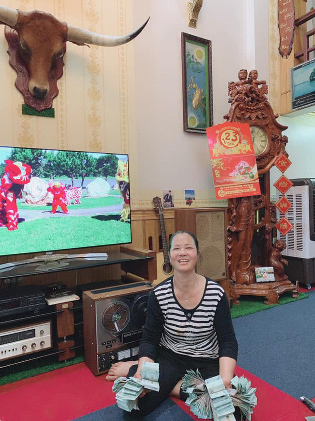 Soái ca tích cóp cả năm tặng bố mẹ heo đất chứa 500 triệu dịp Tết, mẹ ngã ngửa vì bất ngờ, bố không tin - Ảnh 5.