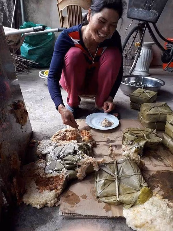 Để con gái “trông bánh chưng”, sáng ra mẹ hết hồn khi thấy cảnh này ảnh 4 con gai giu tron loi the “trong banh chung”, sang ra me het hon khi thay canh nay - 4