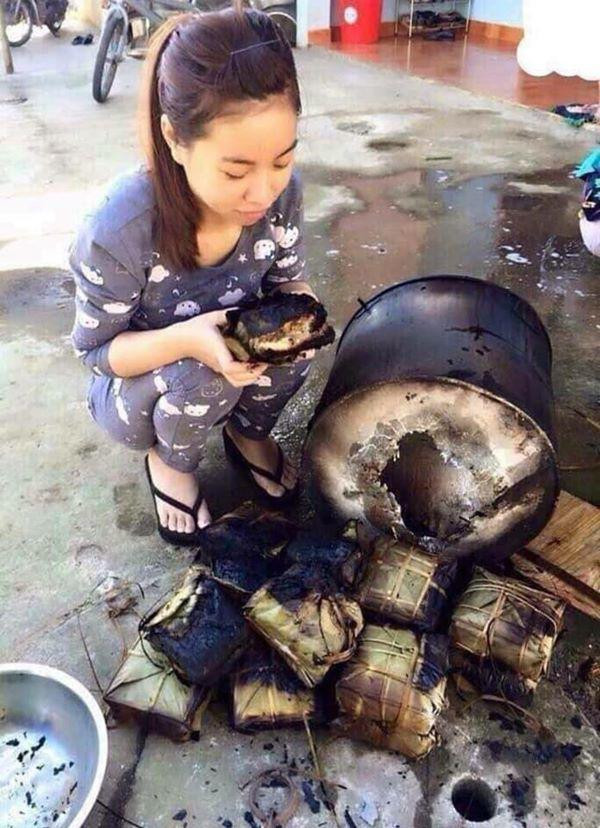Để con gái “trông bánh chưng”, sáng ra mẹ hết hồn khi thấy cảnh này ảnh 2 con gai giu tron loi the “trong banh chung”, sang ra me het hon khi thay canh nay - 2