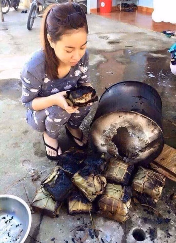 Để con gái “trông bánh chưng”, sáng ra mẹ hết hồn khi thấy cảnh này ảnh 2 con gai giu tron loi the “trong banh chung”, sang ra me het hon khi thay canh nay - 2