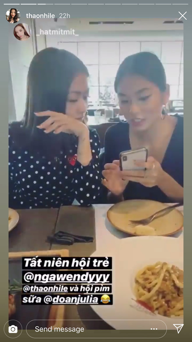 Lê Thảo Nhi -cô nàng nổi tiếng trong hội "rich kid" Việt, đang sống tại Đức - khoe ảnh tất niên bên hội bạn thân Nga Wendy, Julia Đoàn và Hạt Mít. Ảnh:@thaonhile. Rich kid Viet khoe nha trang hoang sang chanh, hop mut vang don Tet hinh anh 9