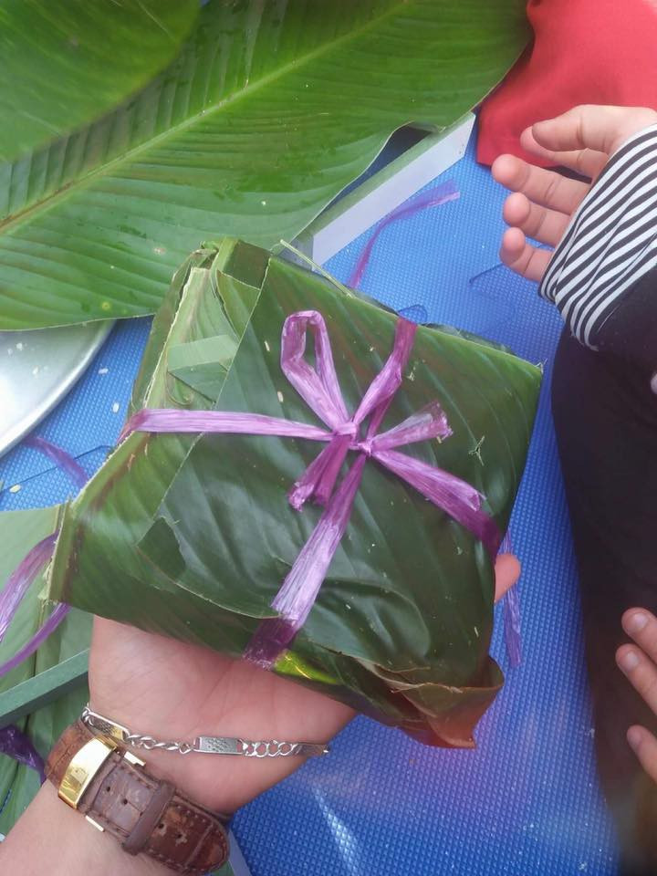 Xem bánh chưng lần đầu con trai gói, 100% bố mẹ sẽ “trầm trồ” vì quá khác lạ ảnh 3 chang trai thu goi banh chung xem bo me co tram tro khong va cai ket kho ngo - 3
