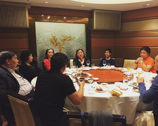  Về ăn uống, một trong những nhà hàng nổi tiếng mà giới giàu có hay lui tới là Fook Lam Moon. Một bàn ăn cho 12 người tại đây thường tốn khoảng 4.000 USD. 