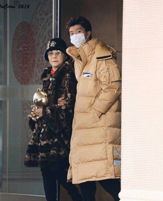 Đập tan tin đồn chia tay, Lý Thần cùng mẹ vợ tương lai ra tận sân bay đón em trai Phạm Băng Băng về - Ảnh 2.