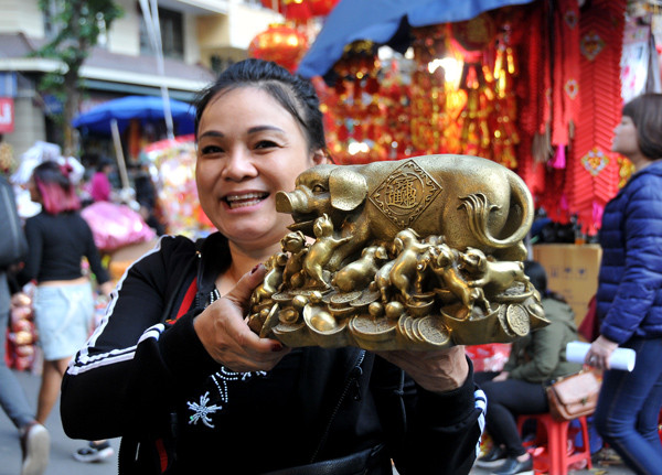Năm Hợi, ngắm “heo vàng” ở chợ đồ cổ Hàng Lược ảnh 6