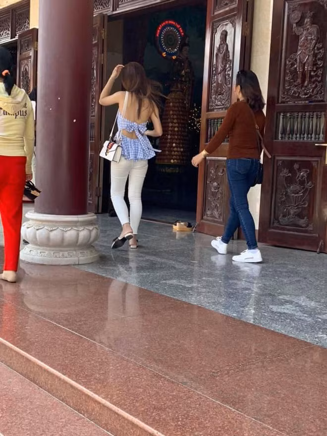 Đi lễ chùa đầu năm, cô gái gây bức xúc với cách ăn mặc xuyên thấu, thiếu vải - Ảnh 4.