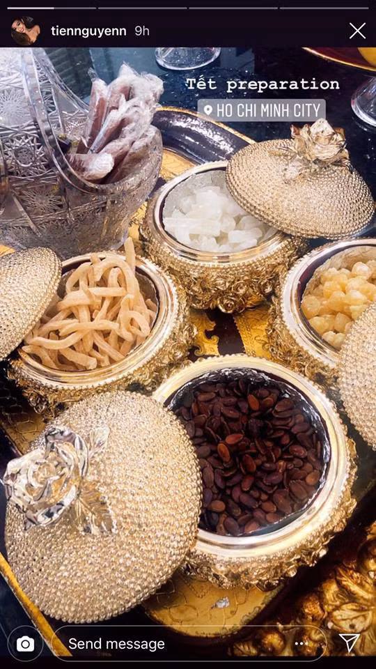 Em chồng Tăng Thanh Hà cũng khiến dân mạng phải trầm trồ vì ảnh khay mứt Tết trông lung linh, được đoán thuộc hàng đắt đỏ.Ảnh:@tiennguyenn. Rich kid Viet khoe nha trang hoang sang chanh, hop mut vang don Tet hinh anh 6