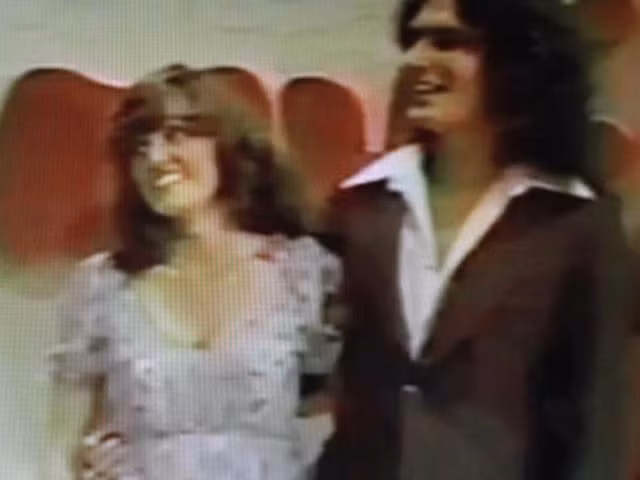  Alcala và ứng viên Cheryl Bradshaw trong chương trình The Dating Game. Ảnh: News.com.au. 