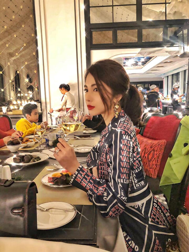 Rich kid Việt khoe nhà trang hoàng sang chảnh, hộp mứt vàng đón Tết hình ảnh 3  Rich kid Viet khoe nha trang hoang sang chanh, hop mut vang don Tet hinh anh 3
